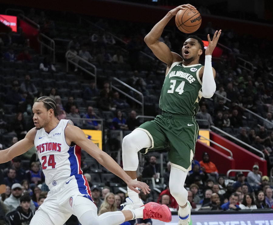 雄鹿翻盘公牛，利拉德惊艳四座