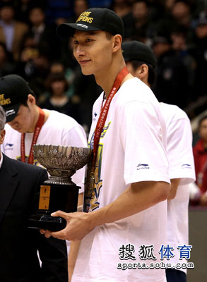 掘金鏖战山东队，易建联惊艳四座