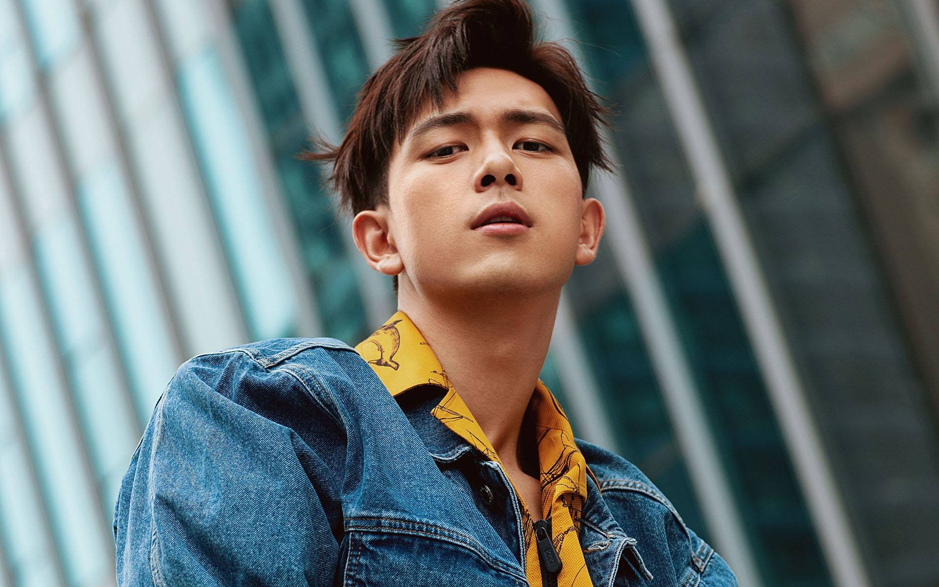 夜速狂飙，F1揭幕战霍勒迪连续得分拉开差距，新赛季序幕就此点燃