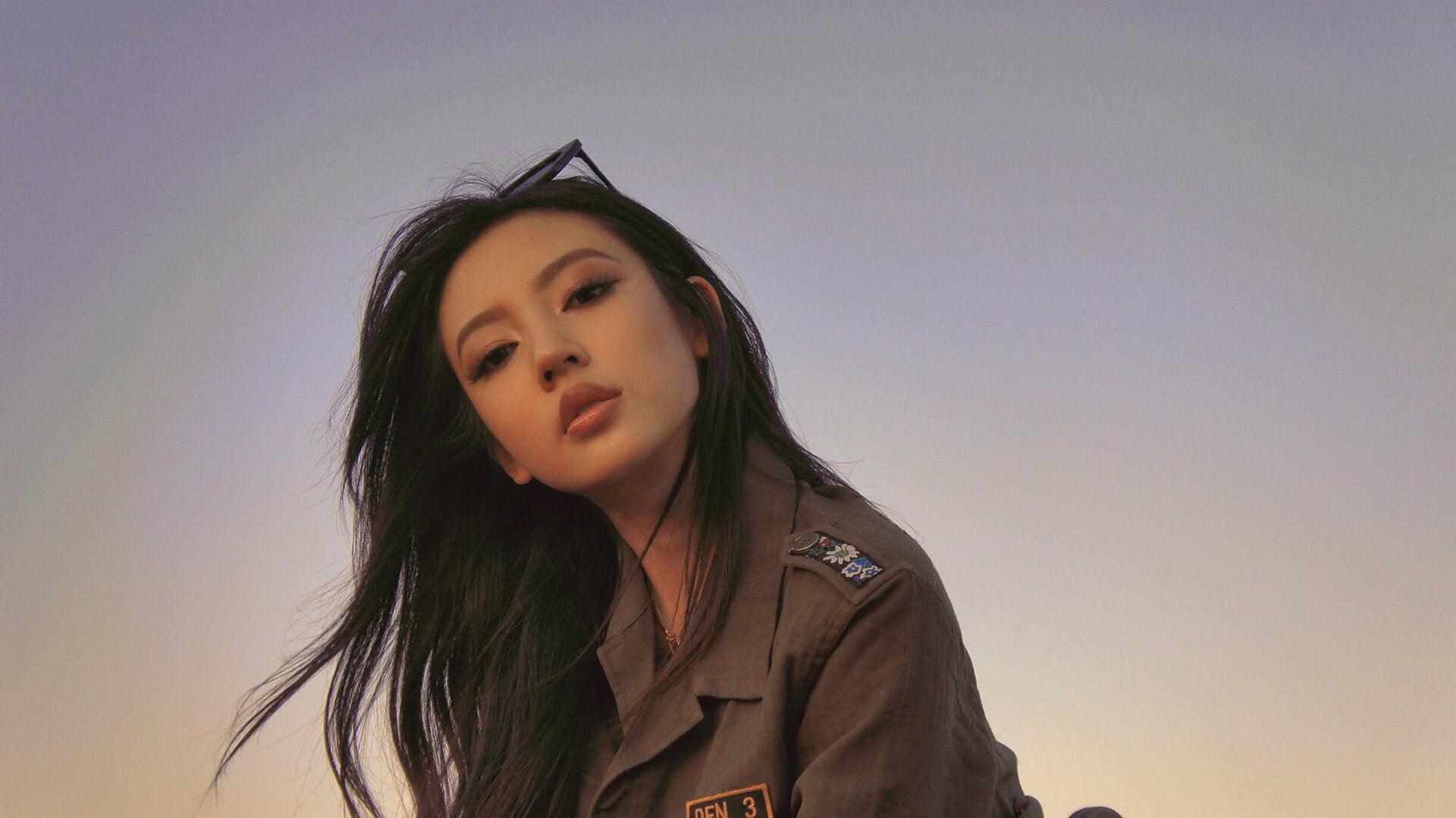 万箭齐发，老鹰扑灭热火；单骑破阵，詹姆斯撕碎防线